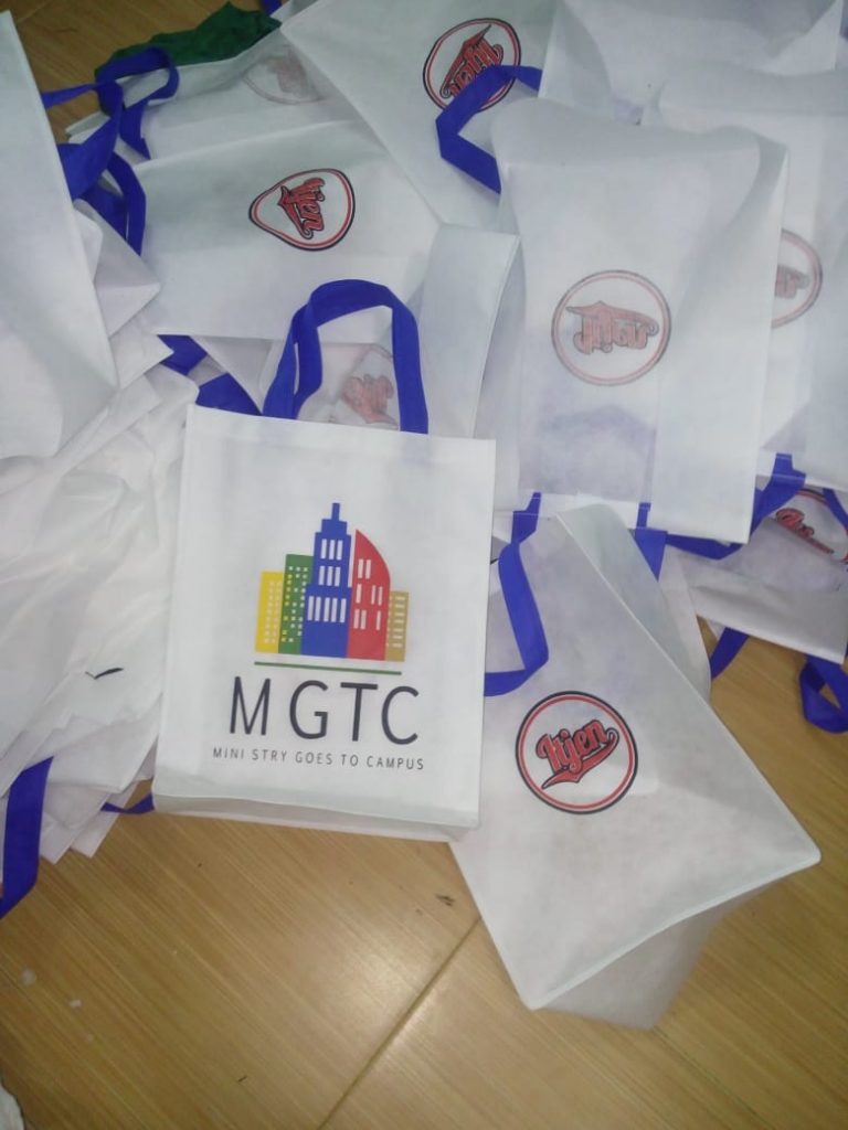 Dengan menggunakan tas fur promosi untuk mempromosikan